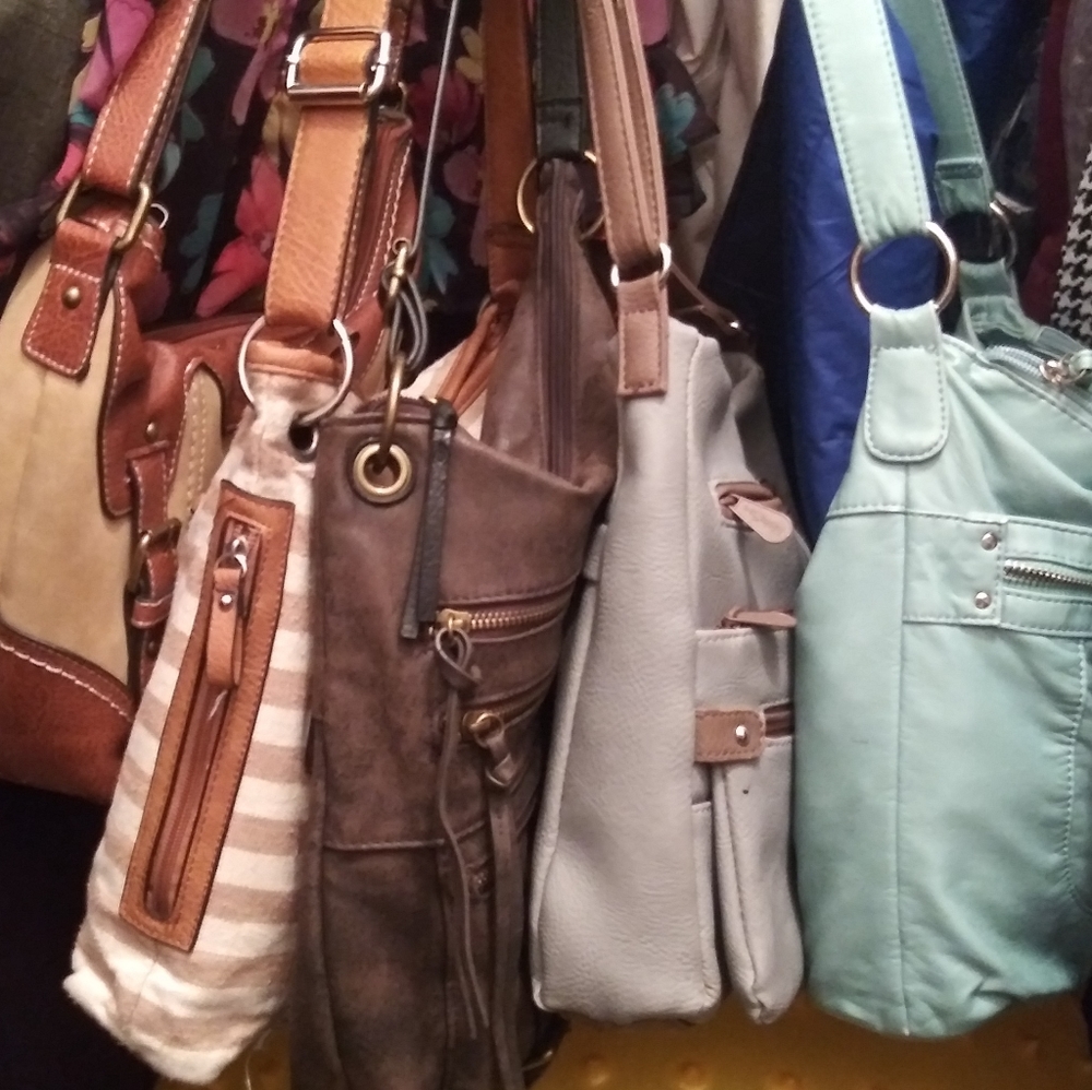 High five! Purses galore in one lot of five...